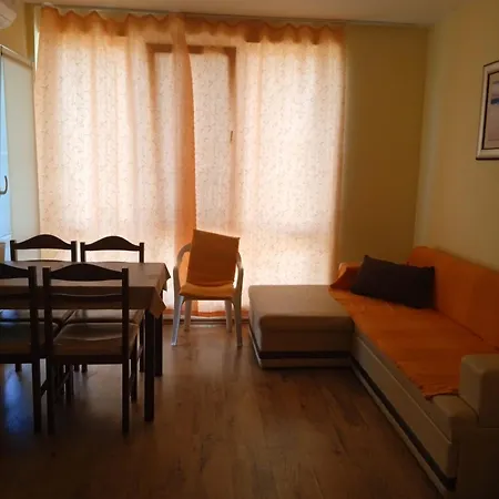 Apartament 8 8 *